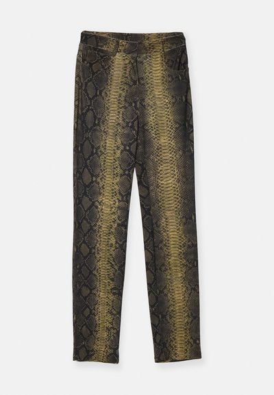 Pantalons taille haute au motif serpent, avec des nuances de brun et d'or. Fabriqués en tissu lisse avec deux poches.
