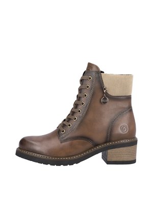 Bottillon en cuir marron avec un col côtelé beige, design à lacets, talon carré et détail de logo en relief sur le côté.