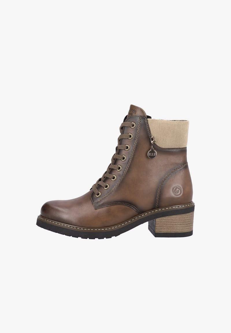 Bruine leren enkelboot met een beige ribgeborduurde kraag, vetersluiting, blokhak en reliëflogo op de zijkant.