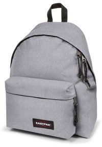 Grauer Stoffrucksack mit verstellbaren Trägern, vorderer Reißverschlusstasche und schwarzem Zubehör. Verfügt über eine glatte Textur und ein gesticktes Logo.