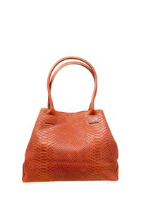 Brązowa skórzana torba tote z teksturowanym wzorem przypominającym skórę węża, z dwoma okrągłymi uchwytami i szerszym, kanciastym kształtem.