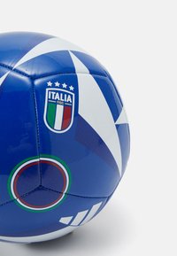 Pallone da calcio blu con design geometrico e dettagli bianchi, emblema nazionale italiano e particolari circolari colorati sulla superficie.