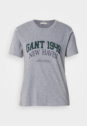 Svetlo šedé tričko s krátkym rukávom s textom v zelenej a námorníckej modrej "GANT 1949 NEW HAVEN" a menším potlačou "American Sportswear" na prednej strane.