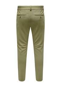Pantalon kaki à texture lisse, coupe fuselée, deux poches arrière avec boutons à fermeture, et une ceinture avec passants pour ceinture.