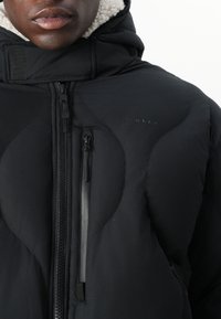 Oakley URBAN SLOPE PUFFER JACKET - Žieminė striukė - blackout