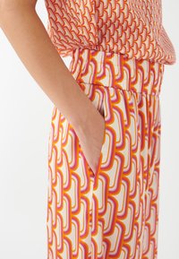 Dea Kudibal MARGO - Pantalon classique - cabanas leche