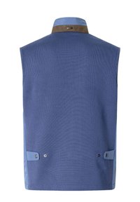 Modrá vesta bez rukávů s hnědo-modrým límcem, nastavitelnými bočními pásky na patentky, zobrazena zezadu na bílém pozadí.