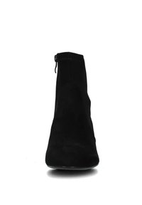 Stivaletto alla caviglia in camoscio nero con punta appuntita e texture liscia. Presenta una cerniera laterale e un design minimalista, adatto a vari outfit.