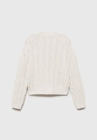 Weißer Kabelstrickpullover mit langen Ärmeln, rundem Halsausschnitt und geripptem Saum. Verfügt über strukturierte Muster im gesamten Stoff.