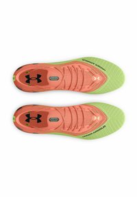 Zapatillas de running ligeras con una parte superior coral, suela verde y logo negro. Presentan un material de punto texturizado y un diseño flexible para un mejor rendimiento.