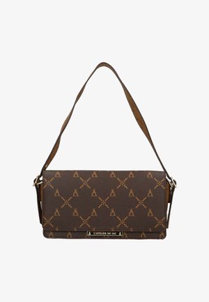 Borsa a tracolla in pelle marrone con motivo a logo ripetuto, forma rettangolare e etichetta metallica "L'ATELIER DU SAC" sulla patta frontale.