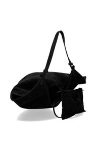 Borsa tote in camoscio nero con una forma morbida e spaziosa e doppie maniglie, accompagnata da una piccola pochette coordinata con chiusura a zip.