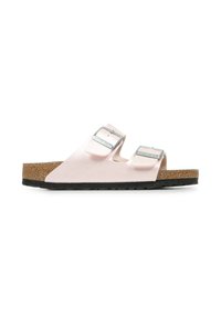 Lichtroze sandalen met twee banden en metalen gespen, kurken voetbed en zwarte rubberen zool. Textuur op de bovenkant met afgeronde randen.
