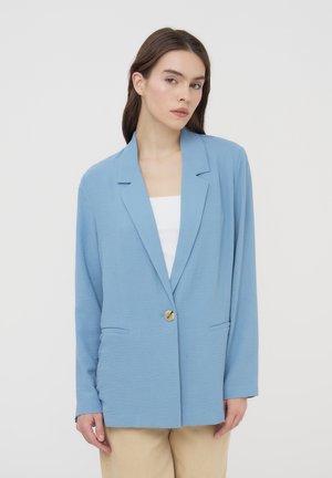 Blazer strutturato azzurro chiaro realizzato in tessuto testurizzato con un singolo bottone dorato, maniche lunghe e due tasche frontali.