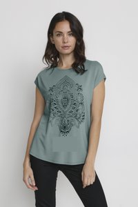 Lila T-shirt met korte mouwen met een zwart paisley ontwerp in het midden, gemaakt van zachte stof met een relaxte pasvorm en een ronde hals.