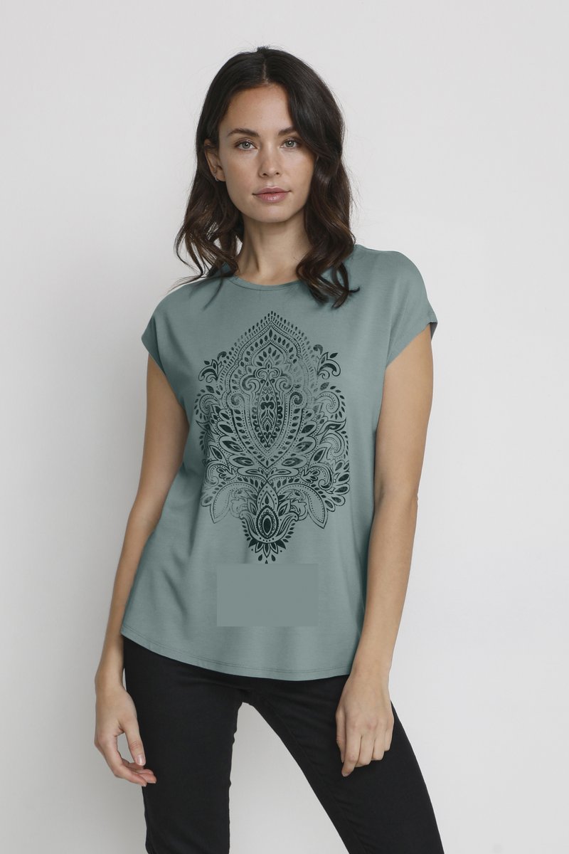 Lila T-shirt met korte mouwen met een zwart paisley ontwerp in het midden, gemaakt van zachte stof met een relaxte pasvorm en een ronde hals.