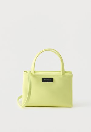 Lille rektangulær lysegrøn håndtaske med to håndtag og aftagelig skulderrem mod en ensfarvet baggrund.