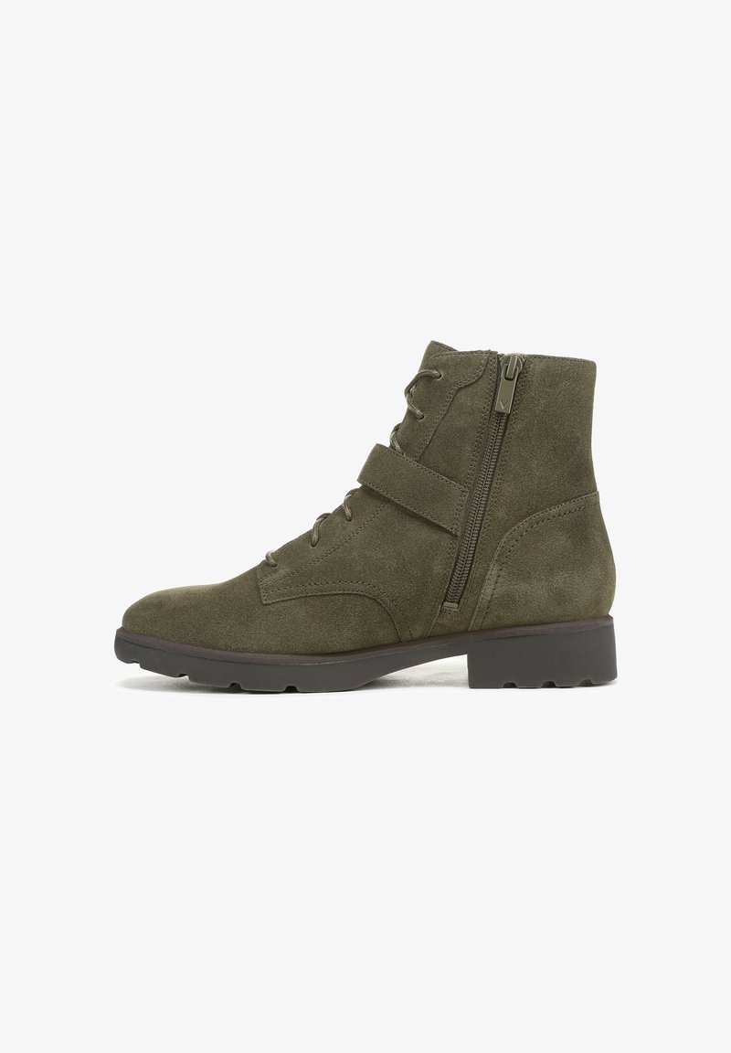 Stivaletti alla caviglia in suede verde oliva con punta arrotondata, allacciatura frontale, zip laterale e suola in gomma piatta. Presentano un design semplice senza decorazioni.