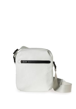 Borsa a tracolla sintetica bianca con una texture liscia opaca, dotata di una tasca frontale con zip, tracolla regolabile e forma arrotondata.
