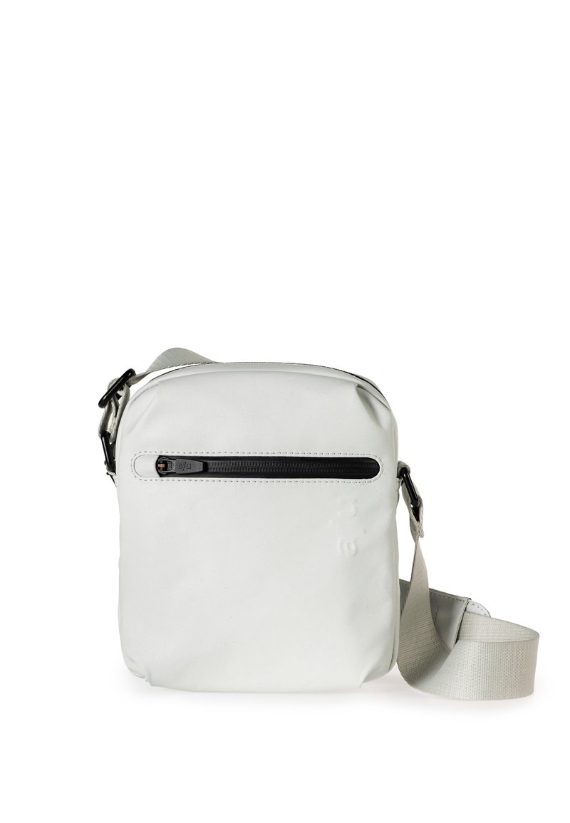 Borsa a tracolla sintetica bianca con una texture liscia opaca, dotata di una tasca frontale con zip, tracolla regolabile e forma arrotondata.