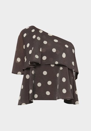 Haut marron foncé, style épaules dénudées avec design en couches ; orné de grands pois blancs ; tissu léger et transparent, coupe légèrement ample.