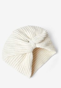 Bandă de cap tricotată dintr-un fir moale, texturat, de culoare crem, cu o detaliere sub formă de nod răsucit în față și un model vertical cu caneluri.