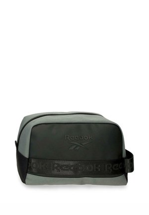 Rechteckige graue und schwarze Reebok-Kosmetiktasche mit Reißverschluss oben und Stoffgriff an der Seite, mit geprägten und gewebten Reebok-Logos versehen.