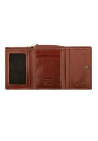 Portafoglio in pelle marrone con texture liscia, scomparto con zip, finestra trasparente per ID, slot per carte e logo impresso. Cuciture dettagliate visibili.