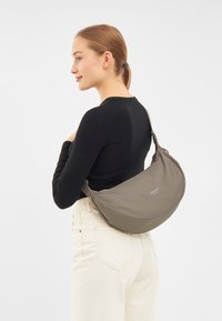 Larkson SOLVEIG MEDIUM HALF MOON - Taška cez plece - gravel