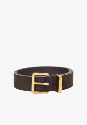 Cintura in camoscio marrone scuro arrotolata con fibbia rettangolare in metallo dorato e passante dorato inciso con "esiro."