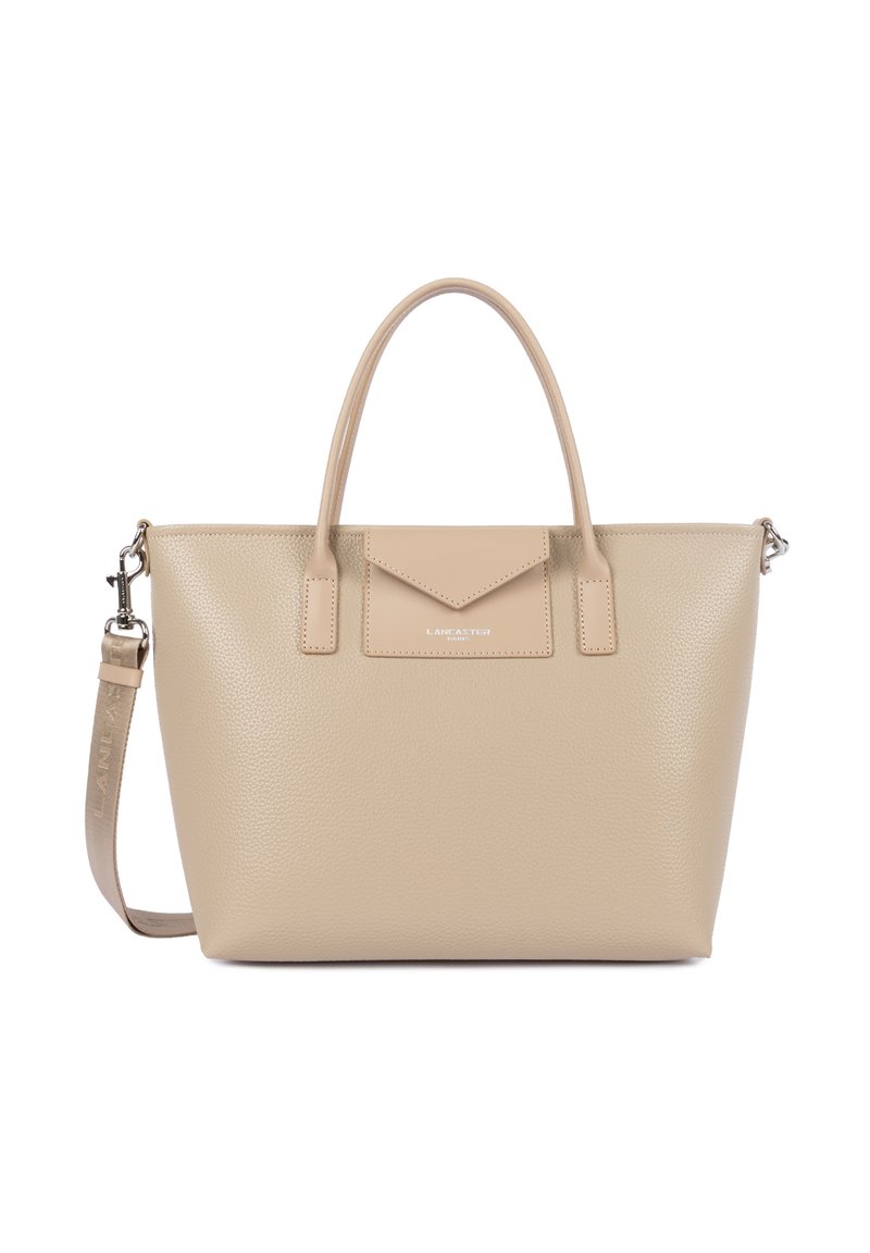 Borsa a mano in pelle beige testurizzata con manici superiori, tracolla removibile e tasca frontale con patta con il marchio "Lancaster Paris".