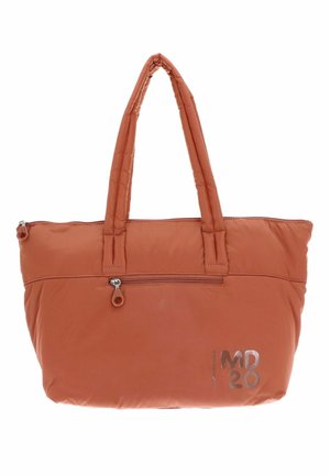 Sac fourre-tout orange rembourré avec deux poignées, présentant une pochette zippée à l'avant et un logo métallique "MD 20" imprimé sur le côté. Texture lisse.