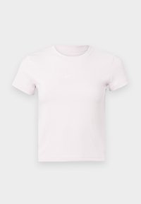 Jasnoróżowa bawełniana koszulka z krótkimi rękawami, okrągłym dekoltem i małym białym logo na piersi. Gładka struktura, dopasowany krój.
