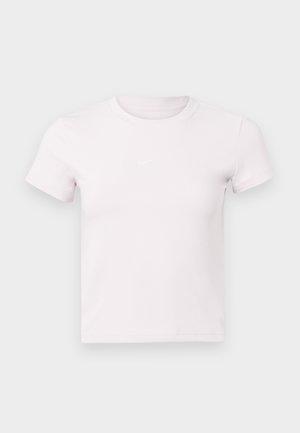 Lyserød bomulds T-shirt med korte ærmer, rund halsudskæring og et lille hvidt logo på brystet. Glat tekstur, tætsiddende design.