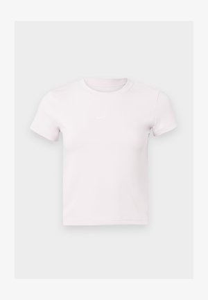 Camiseta de algodón rosa claro con mangas cortas, escote redondo y un pequeño logo blanco en el pecho. Textura suave, diseño ajustado.