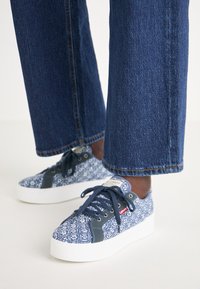 Levi's® TIJUANA 2.0 - Treniņu apavi - navy blue