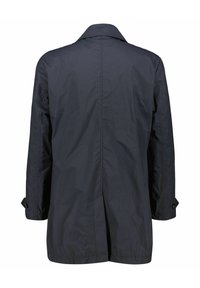 Giacca impermeabile blu navy con colletto strutturato, maniche lunghe e dettaglio di ventilazione sul retro. Texture liscia e design minimalista senza hardware.