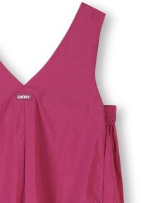 Vestito fucsia DKNY con scollatura a V, elastico arricciato ai lati e texture liscia; presenta un'etichetta logo vicino alla scollatura.