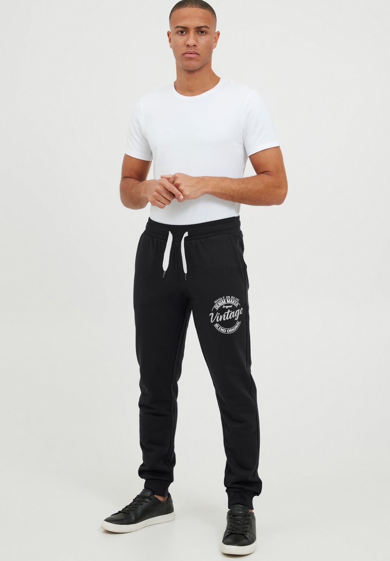 Herren Trainingsanzüge | Blend BHTHOMMY Jogginghose black/schwarz - WH14133 Herren Trainingsanzüge | Blend BHTHOMMY Jogginghose black/schwarz - WH14133