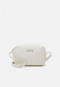 Witte crossbody tas van gestructureerd leer met een rechthoekige vorm, voorzien van een ritssluiting en een "HUGO" logo aan de voorkant. Verstelbare schouderriem inbegrepen.