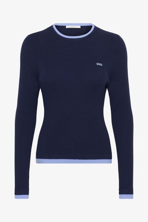 Pull long à manches longues en maille côtelée marine avec un col rond bleu clair et des poignets. Présente un petit logo brodé sur la poitrine.