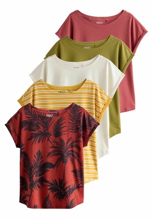 Fem t-shirts i olika färger: röd med svart palmtryck, olivgrön, vit, gulrandig och dämpad rosa. Alla har korta ärmar.
