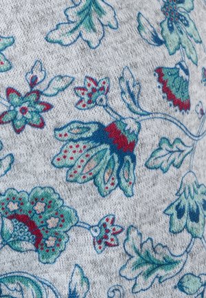 Tessuto in maglia floreale con motivi verdi, blu e rossi su uno sfondo grigio chiaro. Presenta foglie e fiori con texture dettagliate.