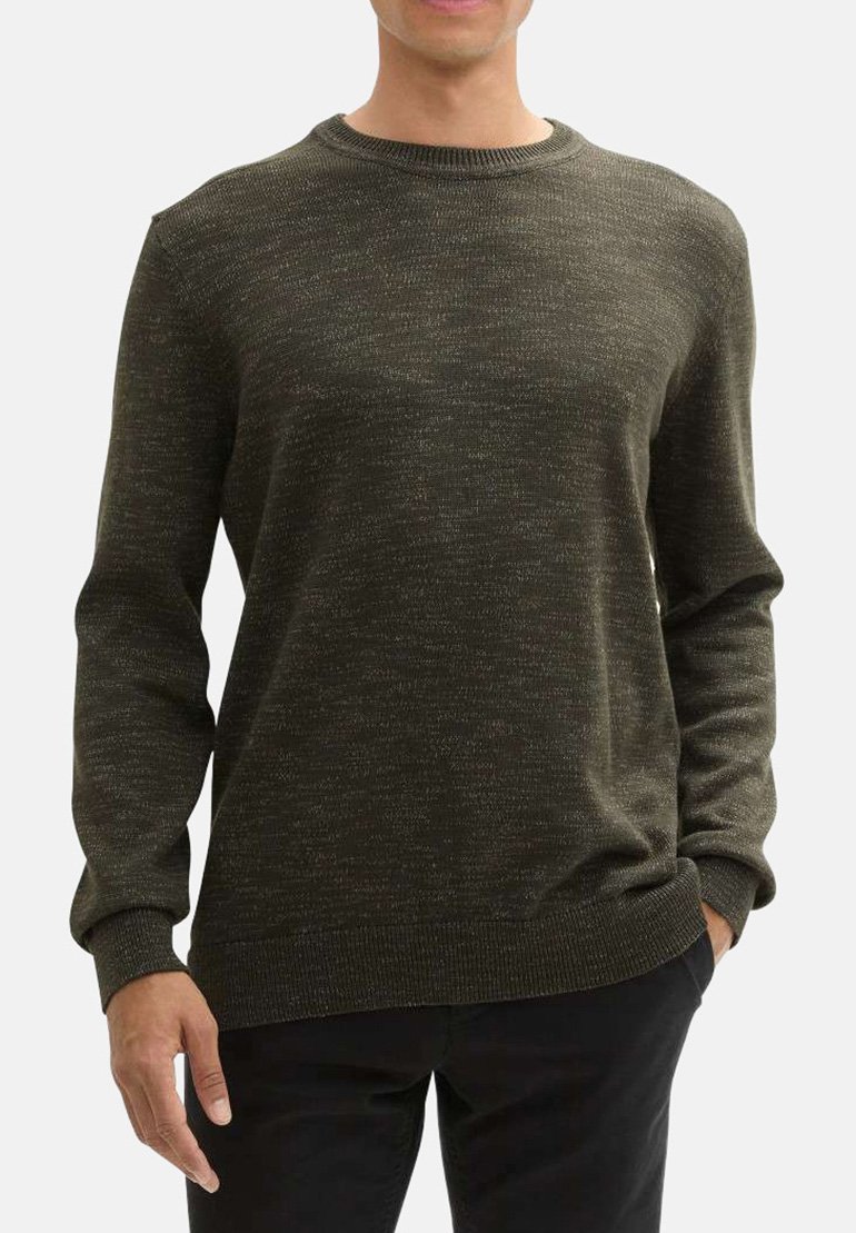 Pull en maille vert foncé avec un col rond, des manches longues et des poignets et un ourlet côtelés ; tissu texturé avec un motif subtil.