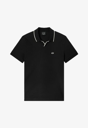 Schwarzes Polo-Shirt mit kurzen Ärmeln, weißer Paspelierung am Kragen und kleinem weißem A|X-Logo auf der linken Brust.