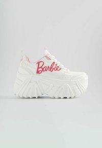 Bílé tenisky s tlustou, vroubkovanou podrážkou. Na boku mají růžové logo „Barbie“ a růžové akcenty na límci a šňůrkách. Hladký kožený povrch.