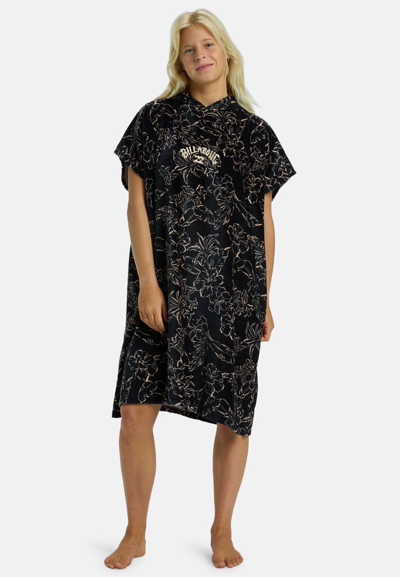Vestido toalla negro con capucha y patrón floral en tonos beige. Tela suave y texturada con un corte holgado y diseño de longitud media.
