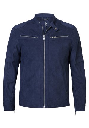 Navyblauwe suède jack met ritssluiting, twee borstzakken met rits, zijzakken en schouderaccenten. Soepele textuur, modern ontwerp.