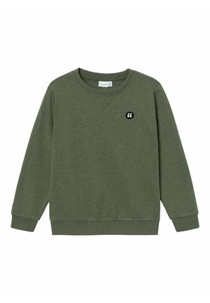 Sweat-shirt vert olive à manches longues avec col rond, poignets et ourlet côtelés, avec un petit patch guillemet noir et blanc sur la poitrine.