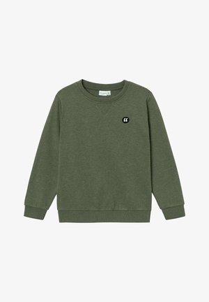 Sweat-shirt vert olive à manches longues avec col rond, poignets et ourlet côtelés, avec un petit patch guillemet noir et blanc sur la poitrine.